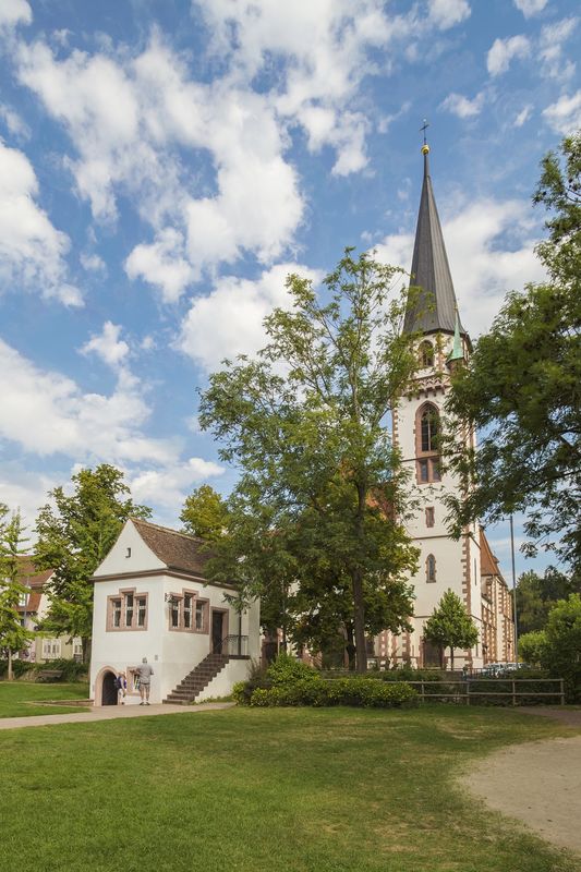 Lenzhäuschen mit der Katholische Kirche St. Bonifatius im Hintergrund