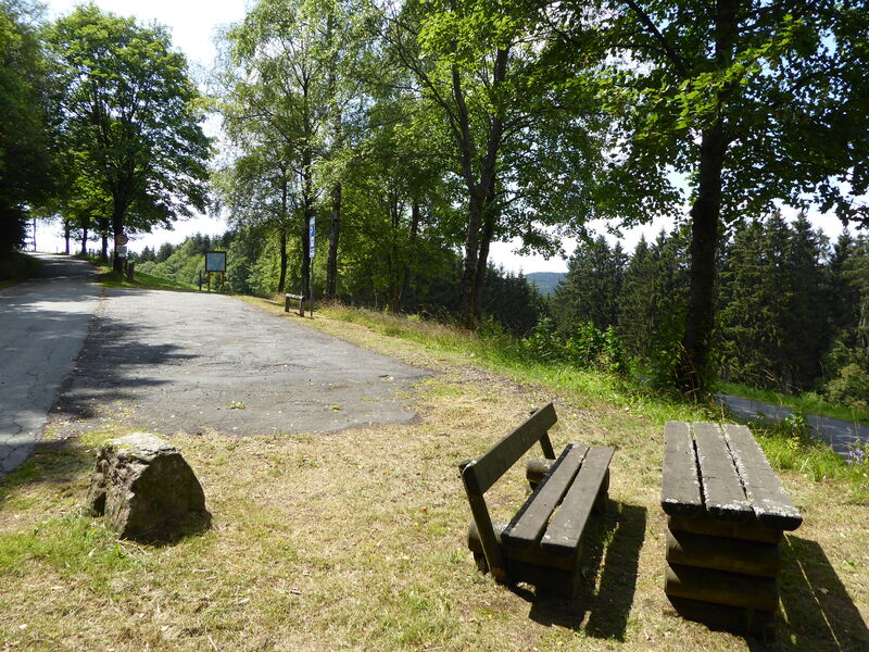 In der Nähe des Friedhofs findet sich der Wanderparkplatz.
