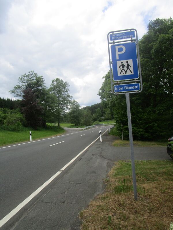 Das Verkehrsschild weist den Weg zum Wanderparkplatz.