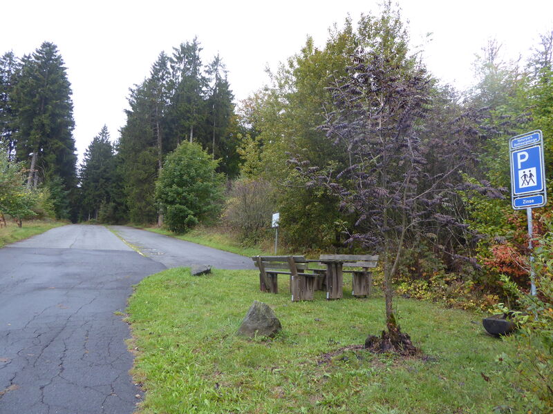 Am Ortsrand von Zinse findet sich gleichnamiger Wanderparkplatz.