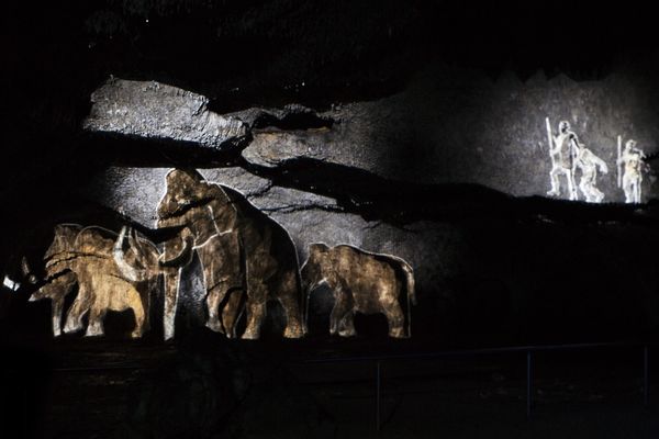 Projektion in der Tropfsteinhöhle Schulerloch in Essing