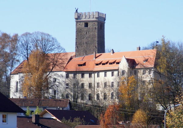 Falkenfels liegt eingebettet in eine reizvolle Landschaft mit sanften Hügeln etwa 15 km von Straubing entfernt.