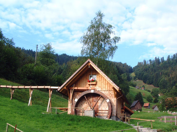 Blick auf das Mühlrad der Ebetmühle Bermersbach