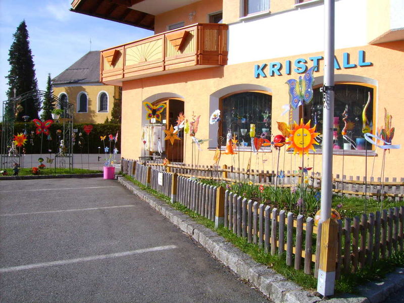 Glasgarten beim Verkaufsraum von Rachelkristall Weidensteiner in Frauenau