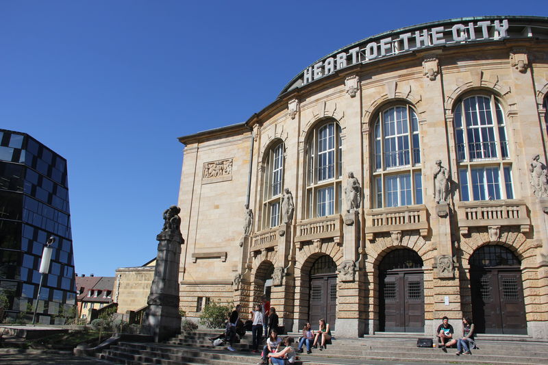 Freiburg Unibibliothek mit Theater