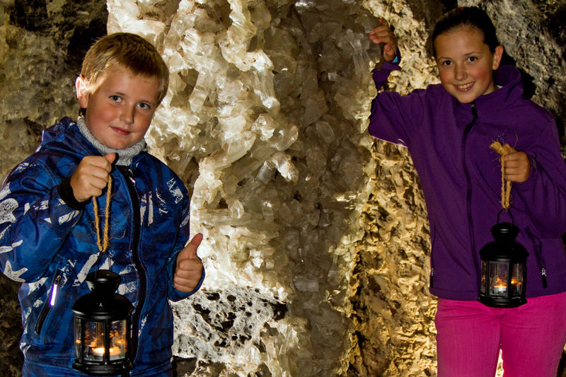 Kinder stehen in der Marienglashöhle in Friedrichroda Thüringen