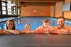 Familie im Schwimmbad im Hotel Hannigalp