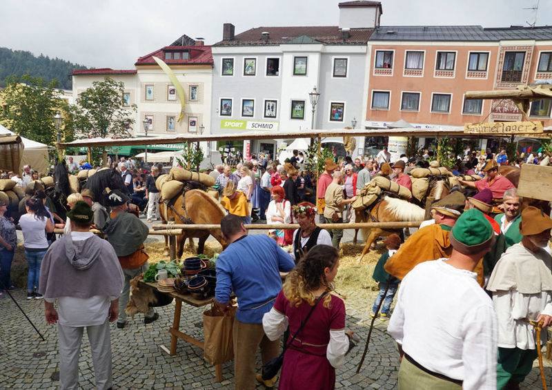 Das historische Salzsäumerfest in Grafenau mit Markttreiben am Stadtplatz