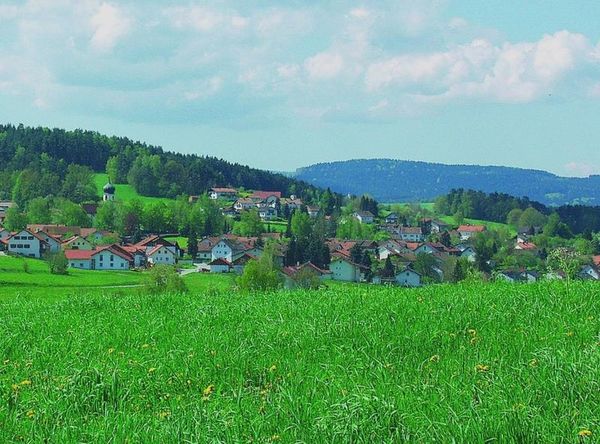 Der staatlich anerkannte Erholungsort Grafenwiesen (410-610 m) mit den Ortsteilen: Berghäuser, Englmühle, Feßmannsdorf, Haiberg, Matheshof, Schönbuchen, Thürnhofen, Voggendorf, Watzlhof und Zittenhof liegt weit ab vom Massentourimus im Bayerischen Wald.