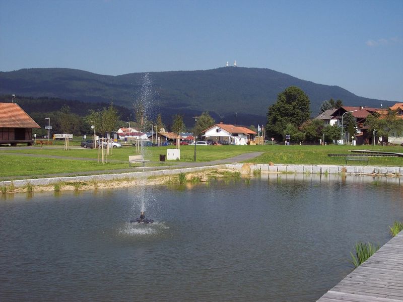 Blick vom Kurpark in Grafenwiesen zum Hohenbogen im Kötztinger Land