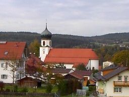 Blick auf die Pfarrkirche in Grafenwiesen