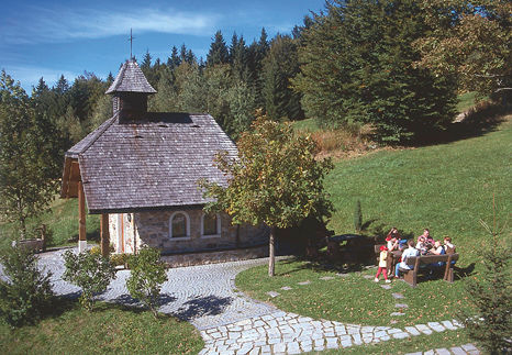 Wanderer bei der Kapelle in Obergrainet