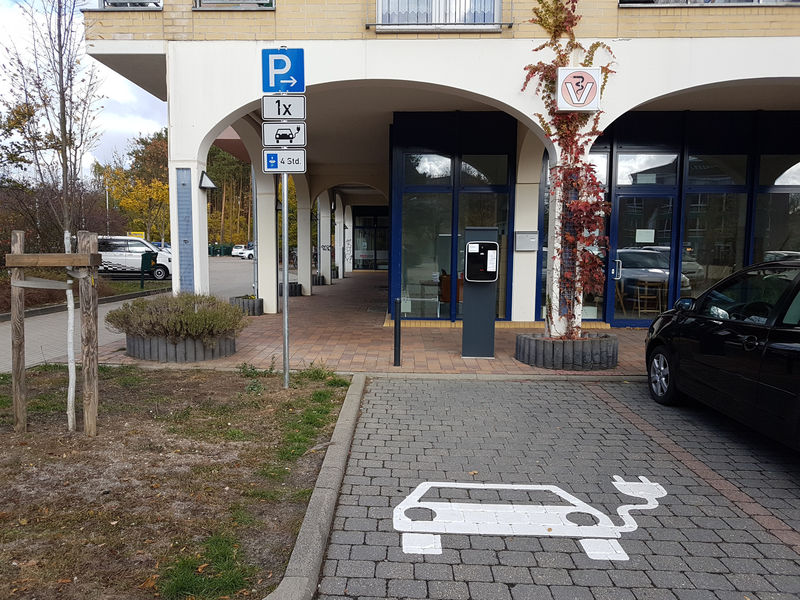Stromtankstelle am Marktplatz in Grünheide (Mark), Foto: Tourist-Information Grünheide (Mark)/Patrick Quiel