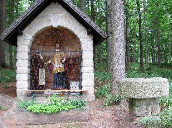 Die steingemauerte Kapelle ST. NEPOMUK in Bischofsreut