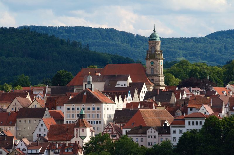 Die Hechinger Kernstadt mit dem Albtrauf im Hintergrund