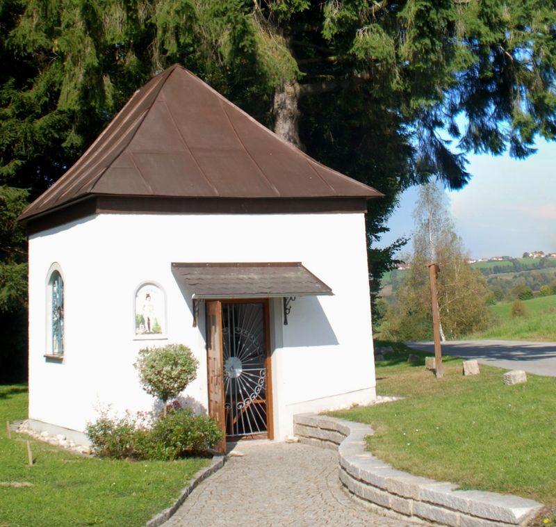 Blick auf die Sebastianikapelle in Vorderschmiding in der Gemeinde Hinterschmiding