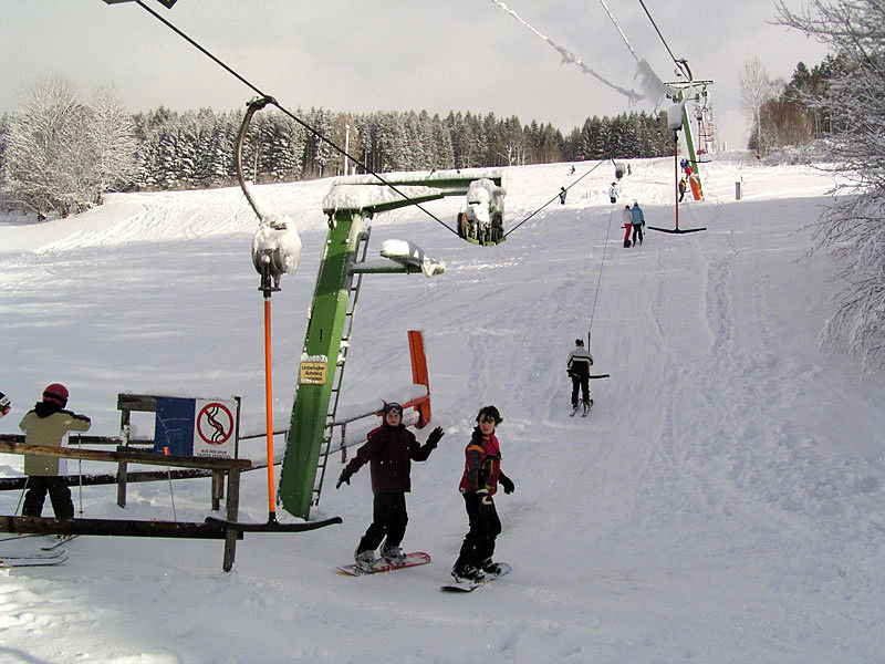 Skifahrer und Snowboarder am Mühlberglift in Herzogsreut bei Hinterschmiding