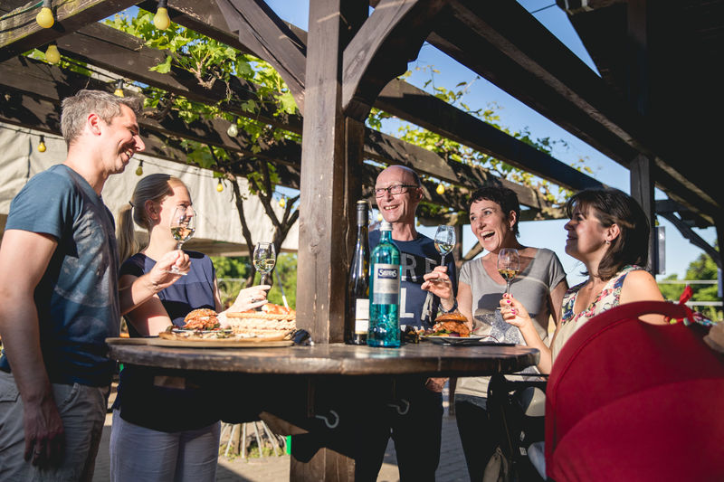 Gruppe am Weinprobierstand