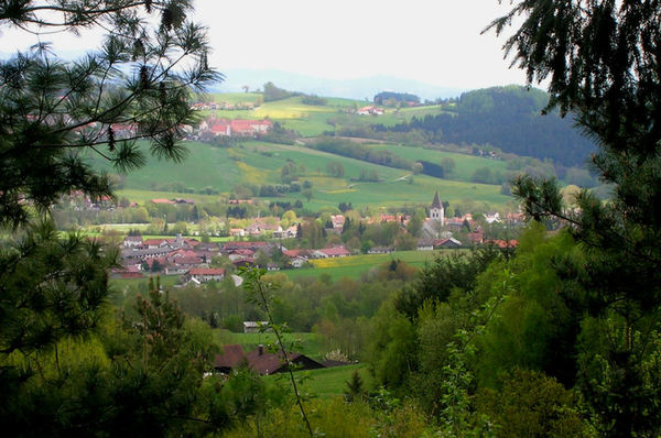 Umgeben von drei Seiten mit tiefen Misch- und Nadelwäldern ist Hunderdorf ein Eldorado für Wanderer und Radfahrer.