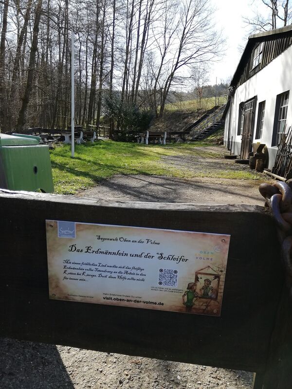 Die Hörspielplakette am Holzzaun