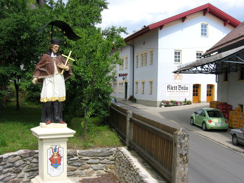 Blick auf das St. Nepomuk-Denkmalund den Klett-Bräu in Konzell