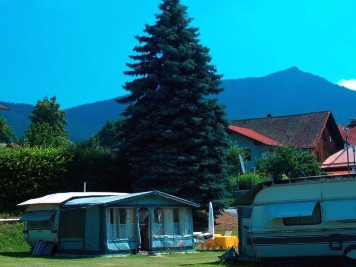 Der Campingplatz in Lam mit Blick zum Grenzberg Osser