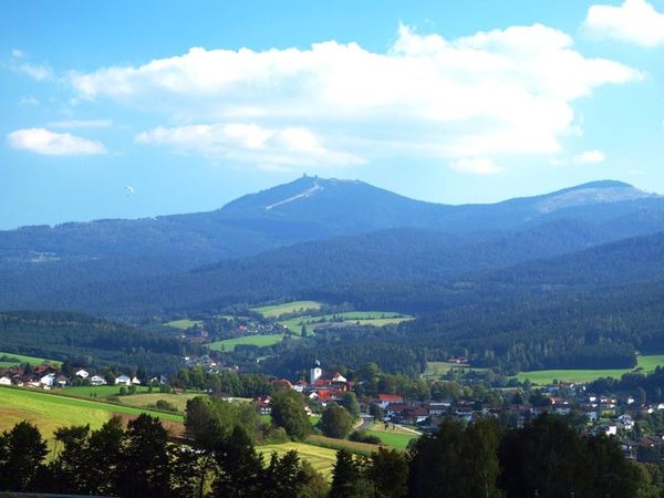 Lam - eine Heimat auf Zeit Unberührte Wälder, kristallklare Bäche und eine Luft bei der sich das Durchatmen noch lohnt - Landschaften wie den Lamer Winkel im Naturpark Oberer Bayerischer Wald gibt es nicht mehr viele. Kein Wunder also, dass er zu den meistbesuchten Ferienorten im Bayerischen Wald zählt.