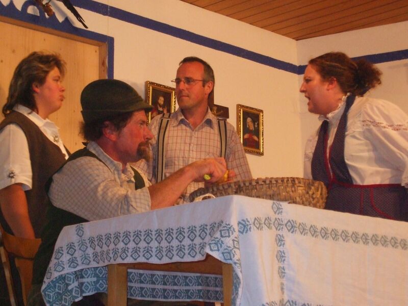 Szene aus einem Theaterstück mit der Heimatbühne Langdorf