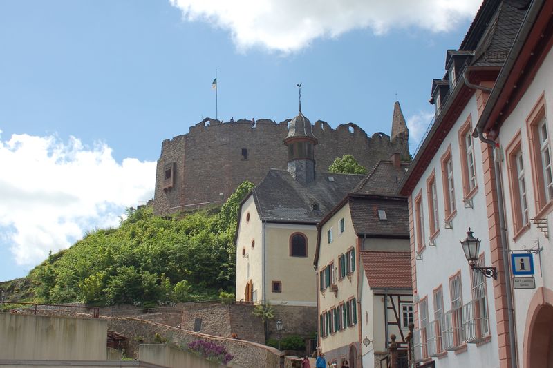 Am Fuß der Burg Lindenfels ist der Kur- und Touristikservice zu finden.