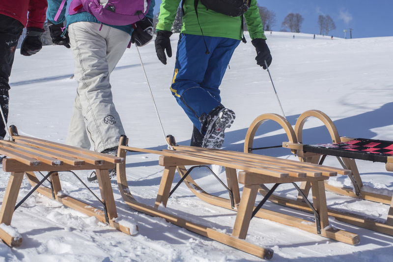 Rodeln mit Holzschlitten