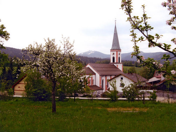 Der Erholungsort und Wintersportort Lohberg liegt in der Mitte des Bayerischen Waldes am Fuße der Bayerwaldberge Osser und Arber.