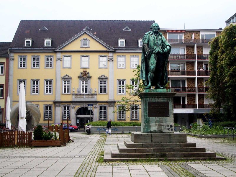 Mannheim, Dalberg-Denkmal mit Dalberghaus