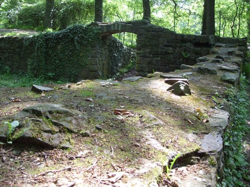 Reste der Rodenburg auf dem Rodenberg Sauerland