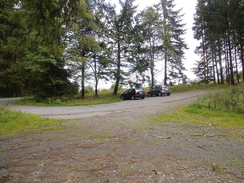 Direkt an der Eisenstraße befindet sich der Wanderparkplatz.