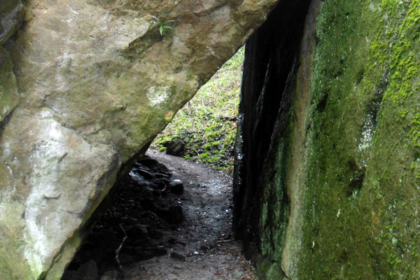 Eingestürzte Felswand bildet eine Durchgangshöhle.