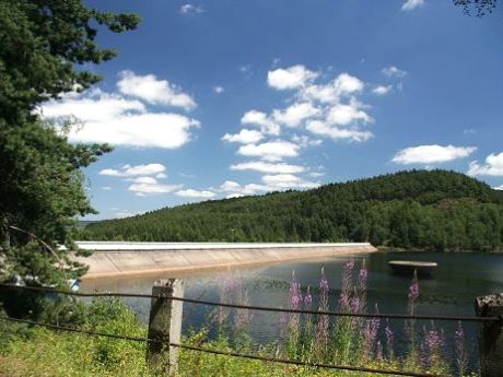 Blick auf den Damm der Trinkwassertalsperre Nýrsko im Böhmerwald