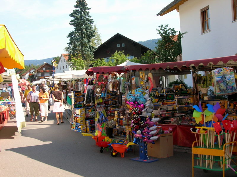 Vielseitiges Warenangebot bei der Kirchweih in Neukirchen/Haggn