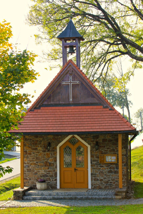 Blick auf die Kapelle JOHANNES DER TÄUFER in Grünbach