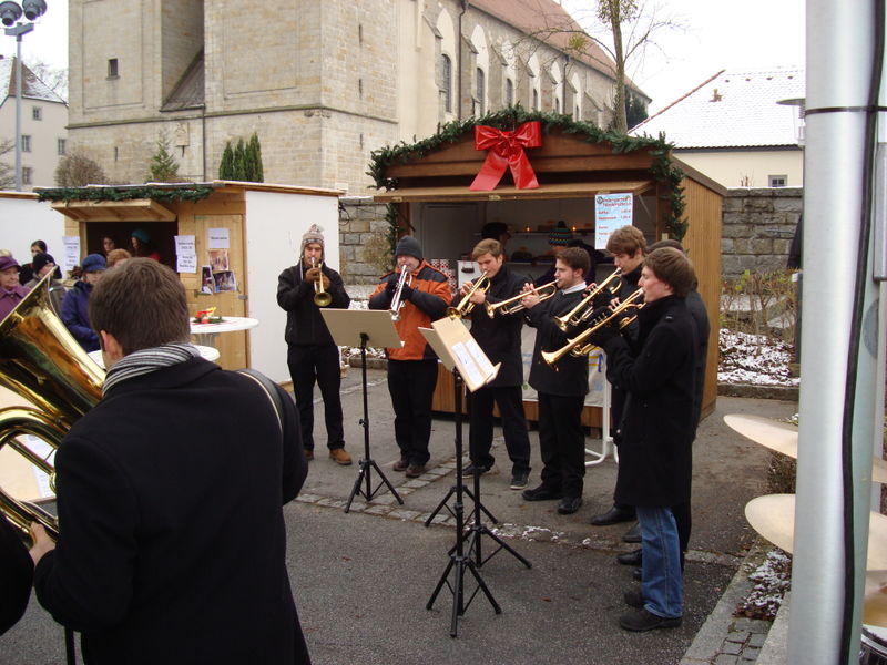 Blasmusikkapelle beim Adventsmarkt in Niederalteich