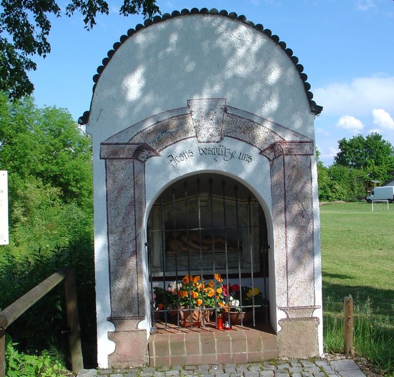 Blick auf die Fronleichnam-Kapelle am Guntherweg bei Niederalteich im Deggendorfer Land