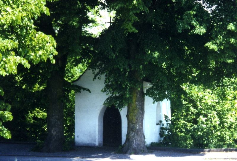Blick auf die Leonhardikapelle in der Hengersberger Straße in Niederalteich im Deggendorfer Land