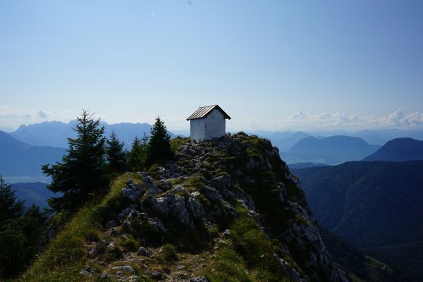 Blick zur Brünnsteinkapelle und ins Inntal