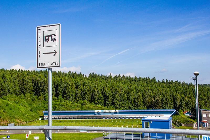 Blick auf das Biathlonstadion vom Caravanstellplatz aus