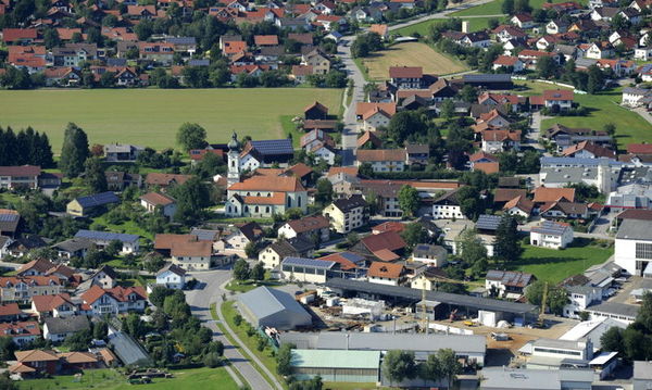 Eingebettet zwischen den Vorbergen des Bayerischen Waldes und der Donau liegt die Gemeinde Offenberg.