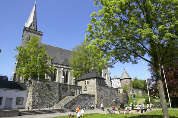 Kurkölner Platz mit Geschichtsbrunnen und Martinus Kirche