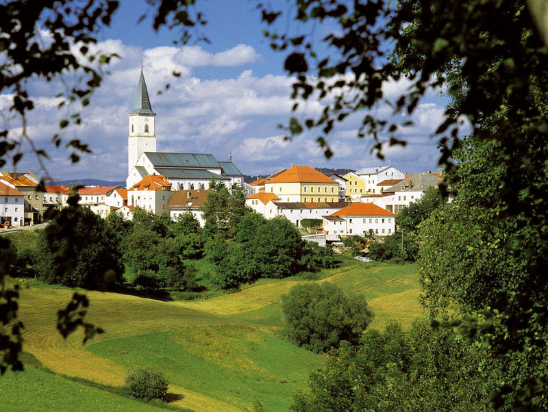 Blick auf die Pfarrkirche ST. ANDREAS in Perlesreut