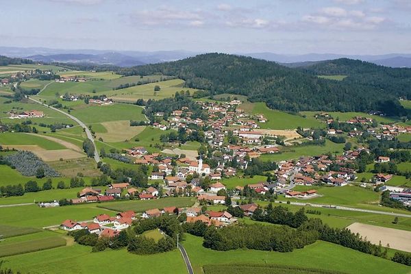 Der familienfreundliche Erholungsort Prackenbach mit den Ortsteilen Moosbachund Krailing liegt inmitten des Bayerischen Waldes und in einem weitläufigen Wandergebiet mit 100 km markierten Wegen.