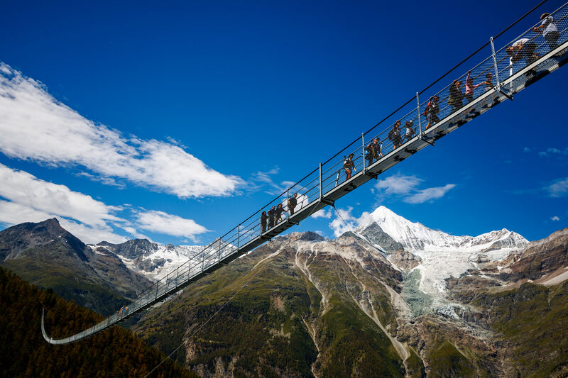 1_Menschen_auf_der_Bruecke_2_front_large