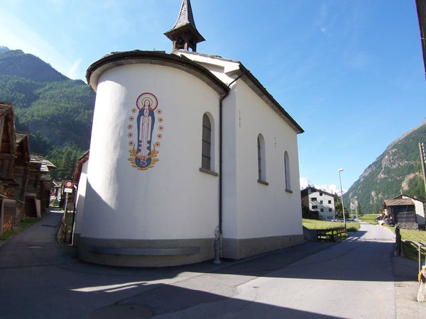 Der halbkreisförmige Chor weist darauf hin, dass die Kapelle im 19. Jahrhundert erbaut wurde und Maria gewidmet ist.