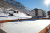 Spass auf Eis: Mitten im Dorf vor imposanter Bergkulisse lässt es sich gut Hockey spielen oder Pirouetten drehen.